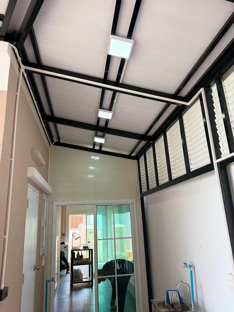 ต่อเติมพื้นที่หลังบ้านโครงเหล็กและบานเกล็ด
