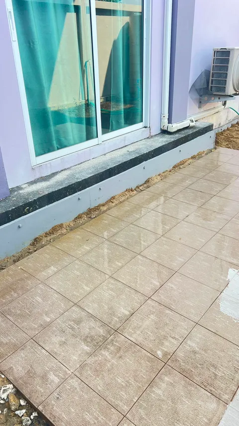 ลานบ้านปูกระเบื้องหลังปิดโพรงขอบชานเรียบร้อย